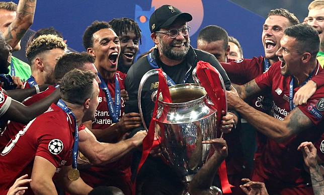 Klopp mengangkat piala Liga Champions (dailymail.co.uk)