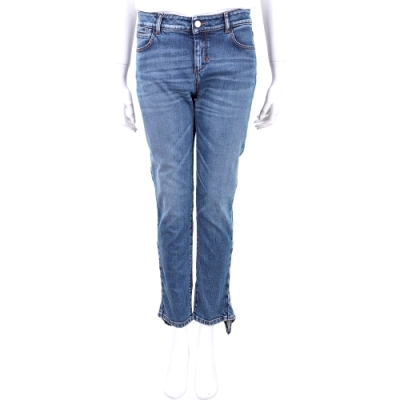 經典丹寧簡約中富有變化 荷葉邊造型增添吸睛亮點 完美演譯時髦有型態度