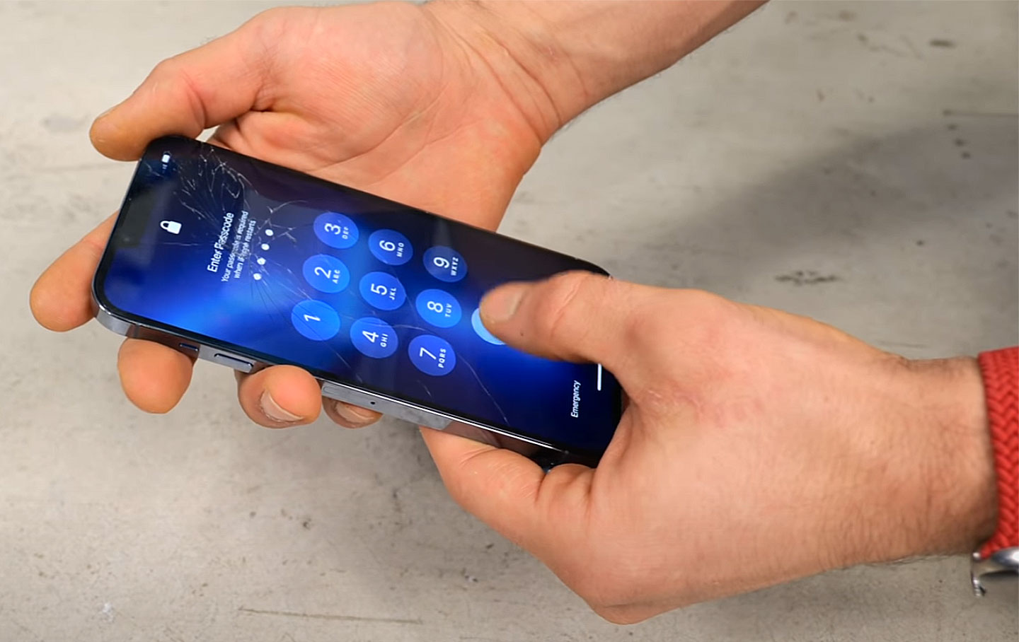 雖說 iPhone 13 系列的螢幕玻璃相較於過去更為堅固，但並不表示受到重摔完全不會破損！（圖片來源：EAP 頻道）