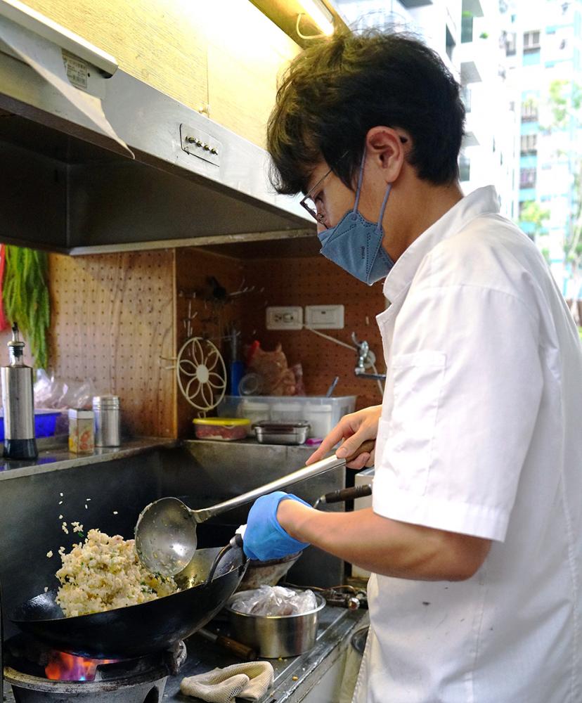 粒粒分明的炒飯全靠不斷累積的真功夫，運用腕力快速甩鍋，讓白飯在深鍋中快速旋轉，均勻裹上醬汁。(攝影/Cindy Lee)