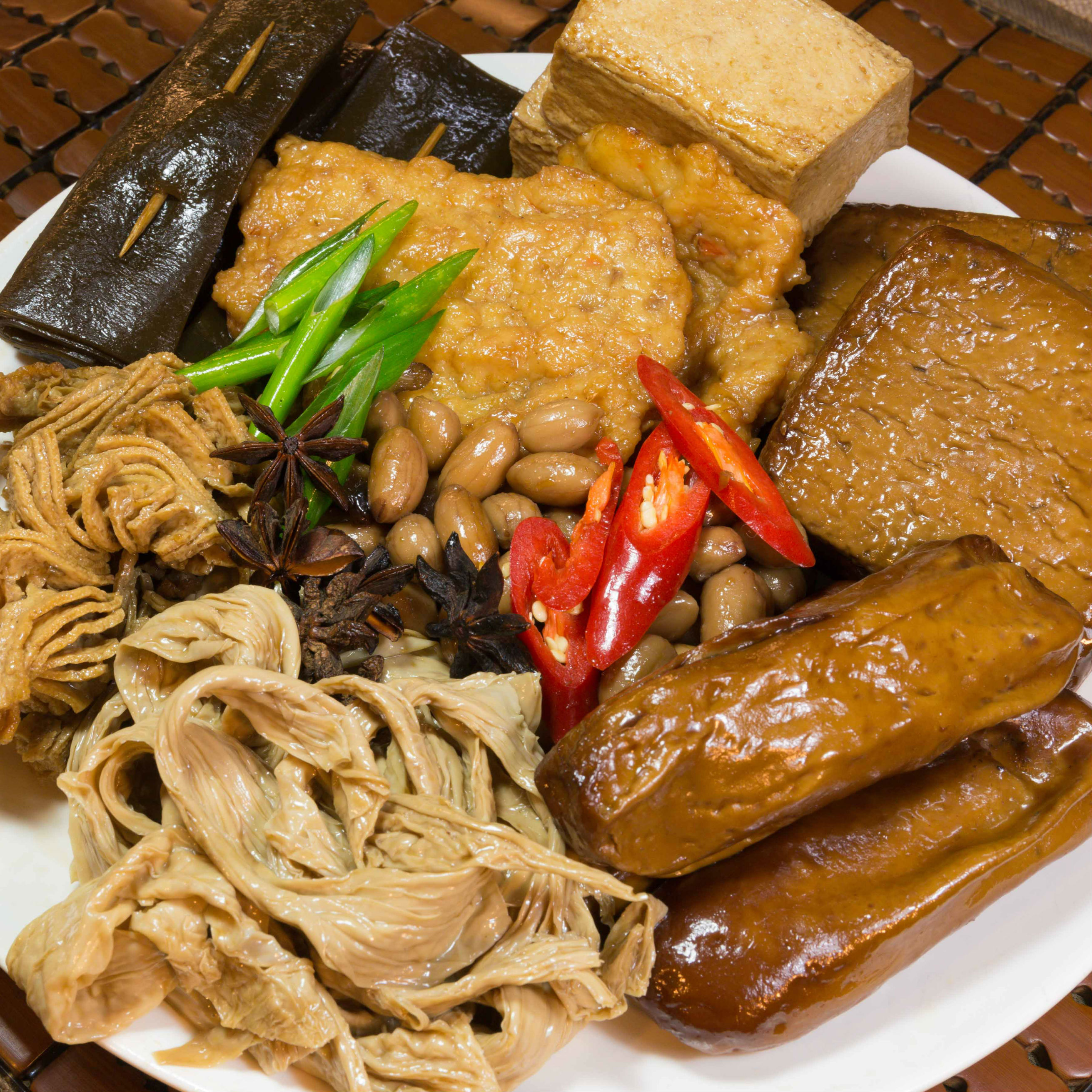 開胃小菜組(大黑干、素雞、黑輪、腐竹、花干、海帶、花生、百頁豆腐)。人氣店家劉家桂花燒雞店的招牌黃金組合有最棒的商品。快到日本NO.1的Rakuten樂天市場的安全環境中盡情網路購物，使用樂天信用卡選