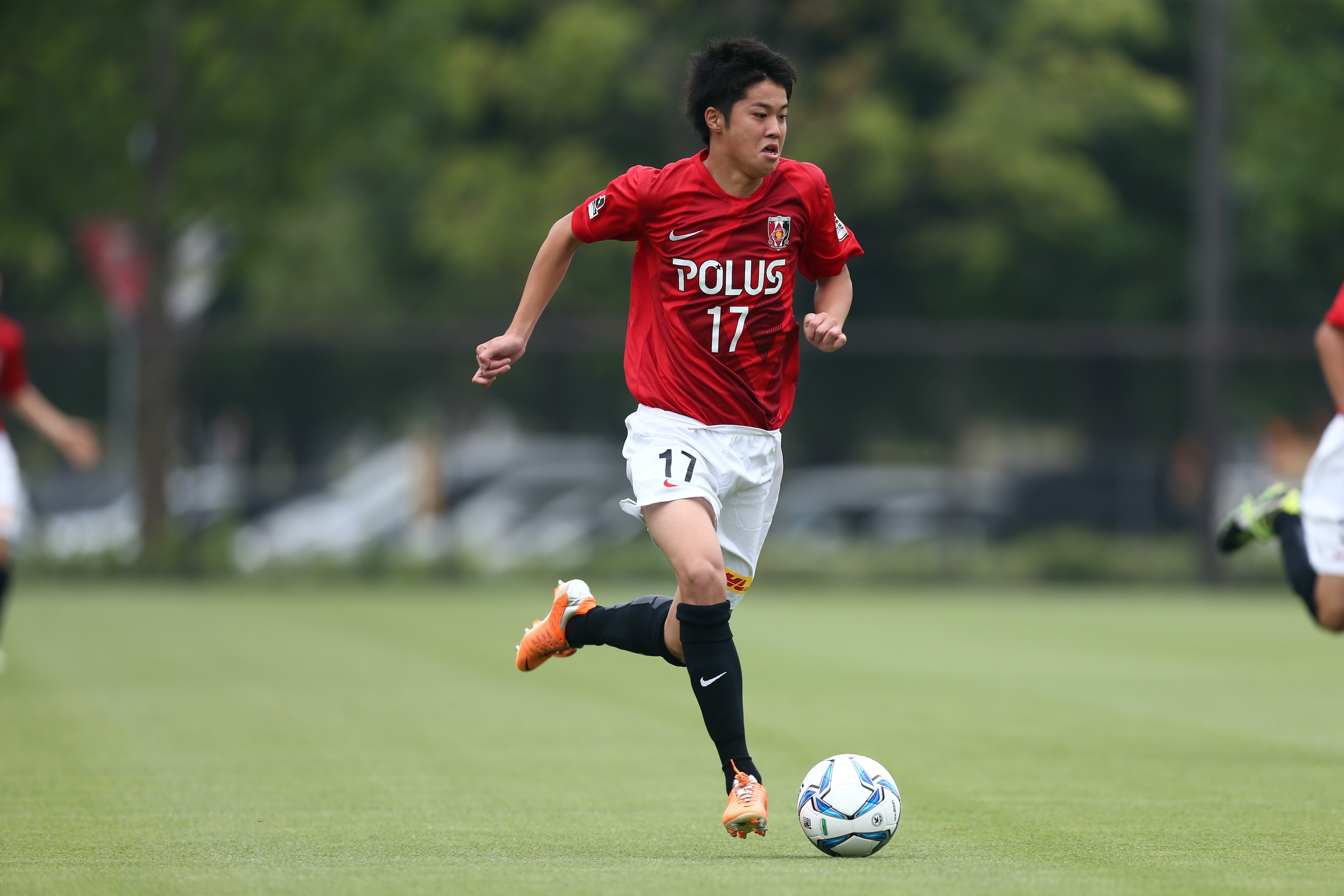 必ずレッズに戻る。そう誓った伊藤敦樹を勇気づけた2人の欧州組