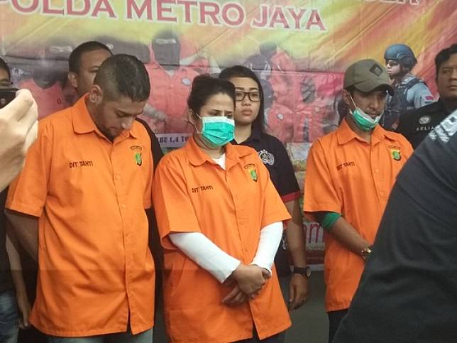 Dhawiya Zaida (tengah) dan kekasihnya, Muhammad (kiri) bersama kakak laki-laki Dhawiya, Syehan (kanan), saat dihadirkan dalam jumpa pers yang dilakukan di Mapolda Metro Jaya, Jakarta Selatan, Sabtu (17/2/2018). (Corry Wenas Samosir/Grid.ID)