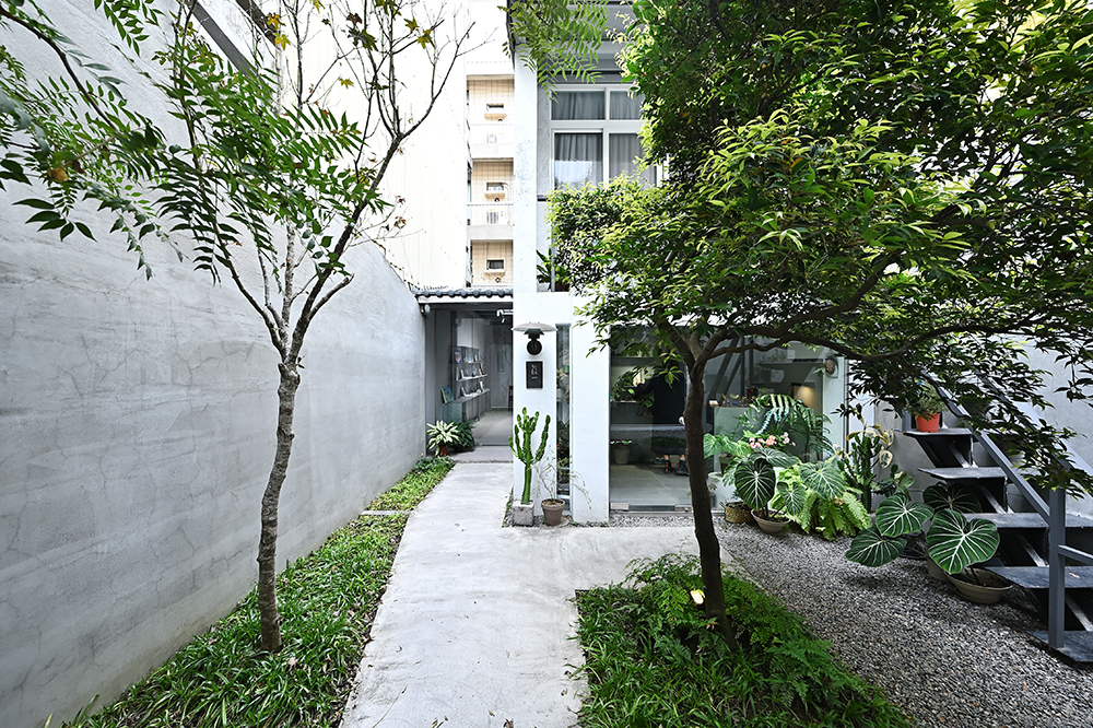 穿越「屋物清酒」的空間才能找到「苜一植栽」，恬淡靜謐，有種陶淵明「結廬在人境，而無車馬喧」的城市秘境感。(攝影/Carter)