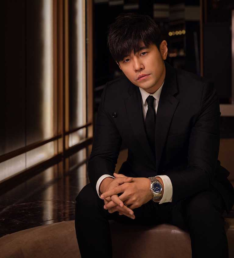 周杰倫一身黑色正裝搭配黑色領帶，佩戴TUDOR「Royal皇家系列」腕錶，展現優雅紳士風範。（圖╱TUDOR提供）