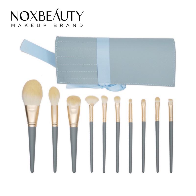 【商品特色】刷毛：采用優質纖維毛，毛量豐厚密實，刷毛超級柔軟親膚，上妝觸感柔軟，妝感清透自然管口：采用加厚鋁材，金色啞光質地，耐磨不變形不易刮花，台階式壓管設計， 保證刷桿穩固不掉落刷桿：原木材料，烤