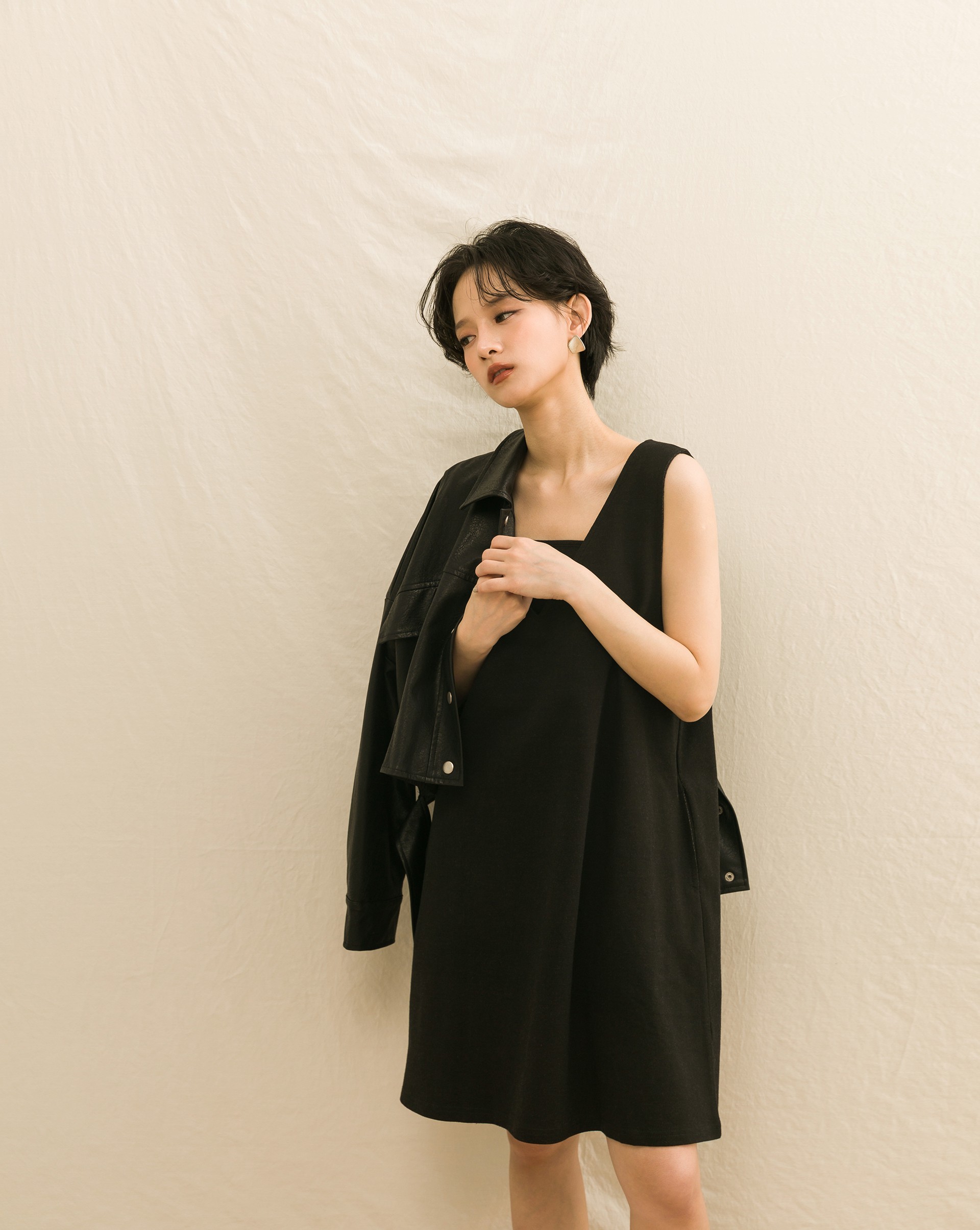 前後大V領/A字傘狀剪裁/雙側隱形口袋/牛仔針織面料