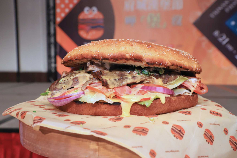 漢堡節舉辦大胃王比賽，號召民眾組隊挑戰12吋、重達6公斤的「重量級牛肉大漢堡」！（圖／台南晶英酒店提供）