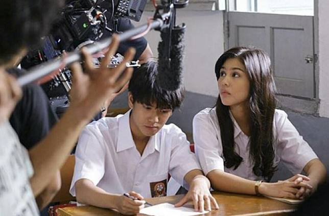 Ini Dia Galeri Foto Suasana Syuting Film Dilan 1990, Bikin Nggak Sabar Nonton!