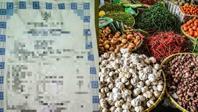 Pria ini terkejut lihat kertas pembungkus cabai yang dibelinya (foto: info cegatan solo)