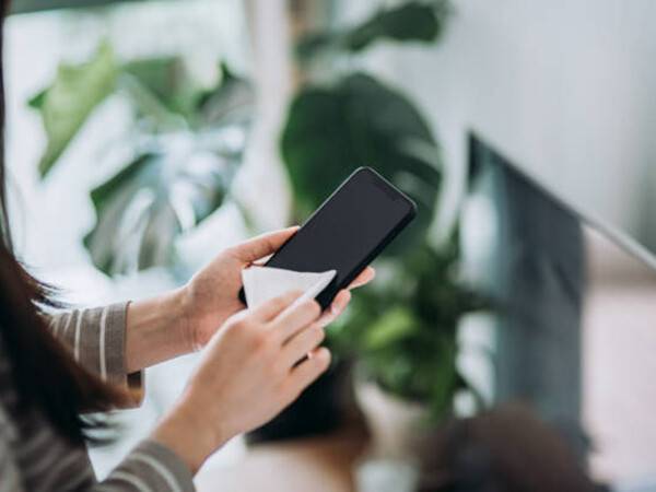 正確 手機消毒方法 這3點錯誤不要做 尤其不要拿酒精噴手機 Wreadit Line Today