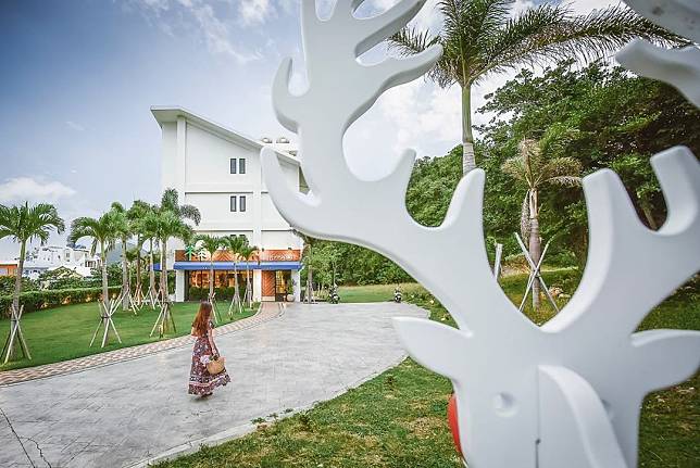 ▲美好生活旅店充滿度假風的庭園（圖/ IG @lilianwang_tw）