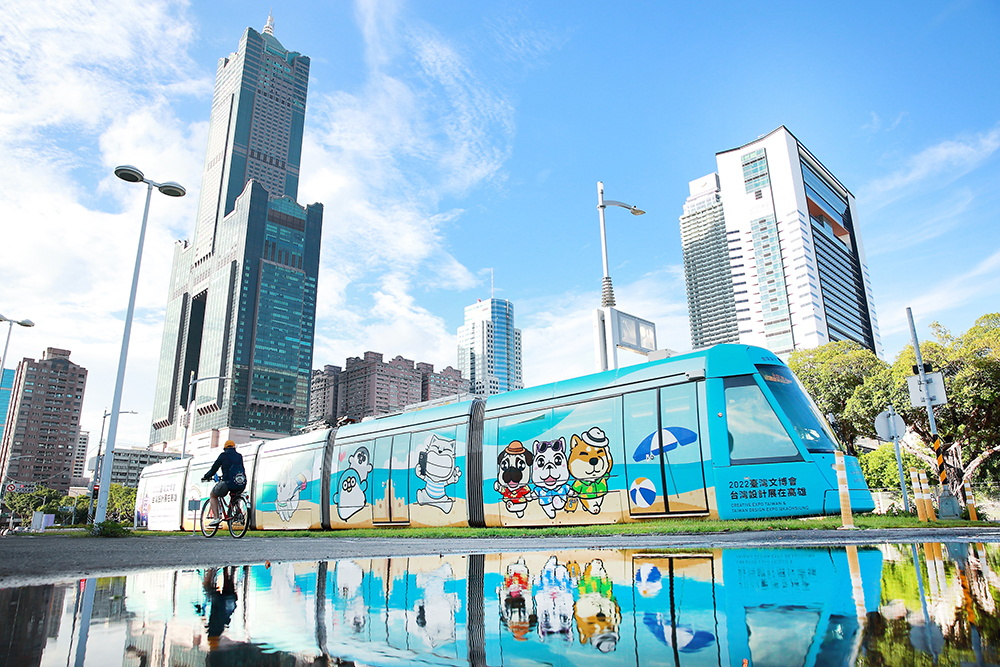 7月上路的「聊療號」彩繪列車，以高雄創作者的貼圖角色彩繪輕軌車身，展現海派熱情，為「台灣IP‧高雄原創」成功打響第一砲。(攝影/Carter)