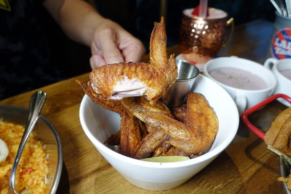 新竹東區竹科人及交大學生聚餐約會美式餐廳，LALA Kitchen新美式餐廳新竹科園店，餐點份量多楓糖鬆餅炸雞超好吃(含LALA Kitchen菜單) 