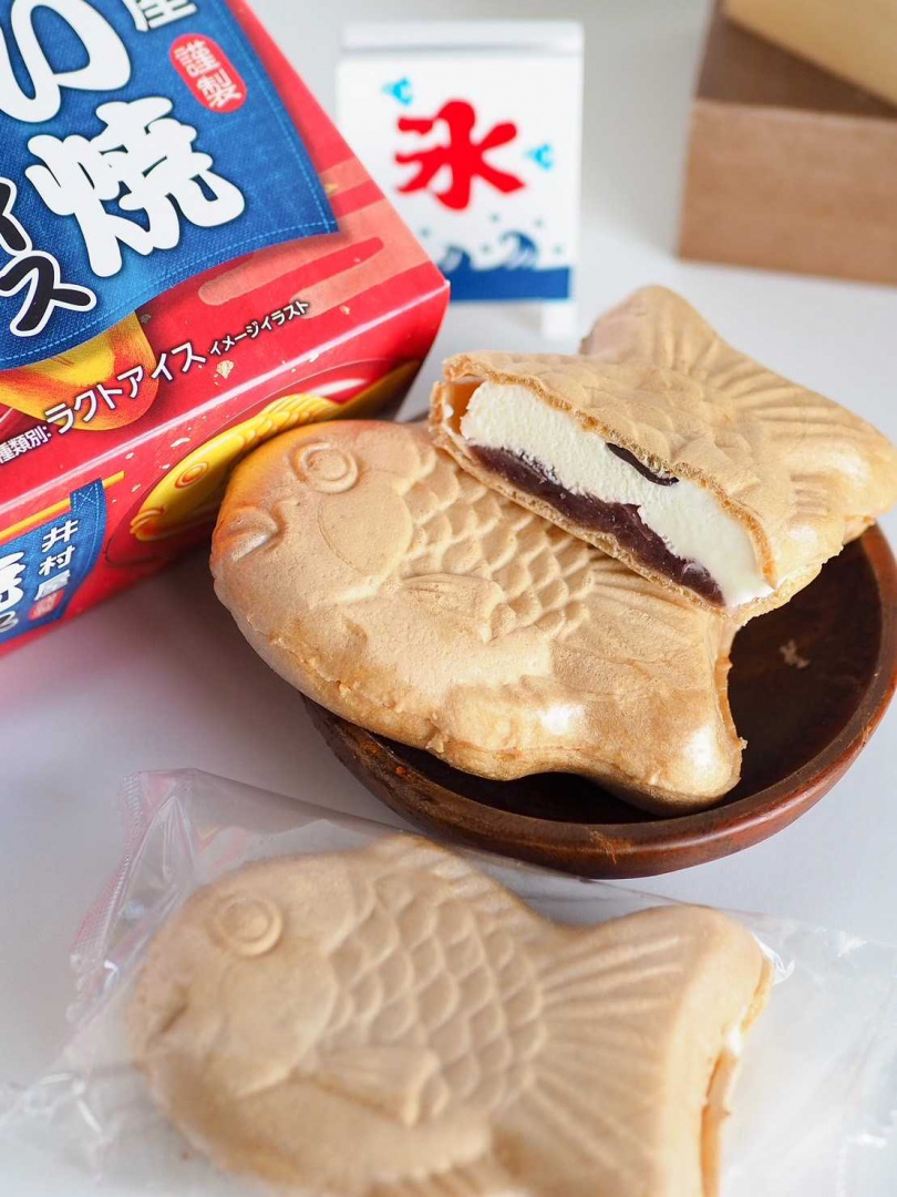 「鯛魚燒冰淇淋」，有著超Q的鯛魚燒外形，餅皮如威化餅般輕盈鬆脆，包裹著香草冰淇淋與綿密的紅豆內餡，咬一口就能感受到鬆脆外皮、細綿的冰淇淋與紅豆餡，多重滋味令人回味！