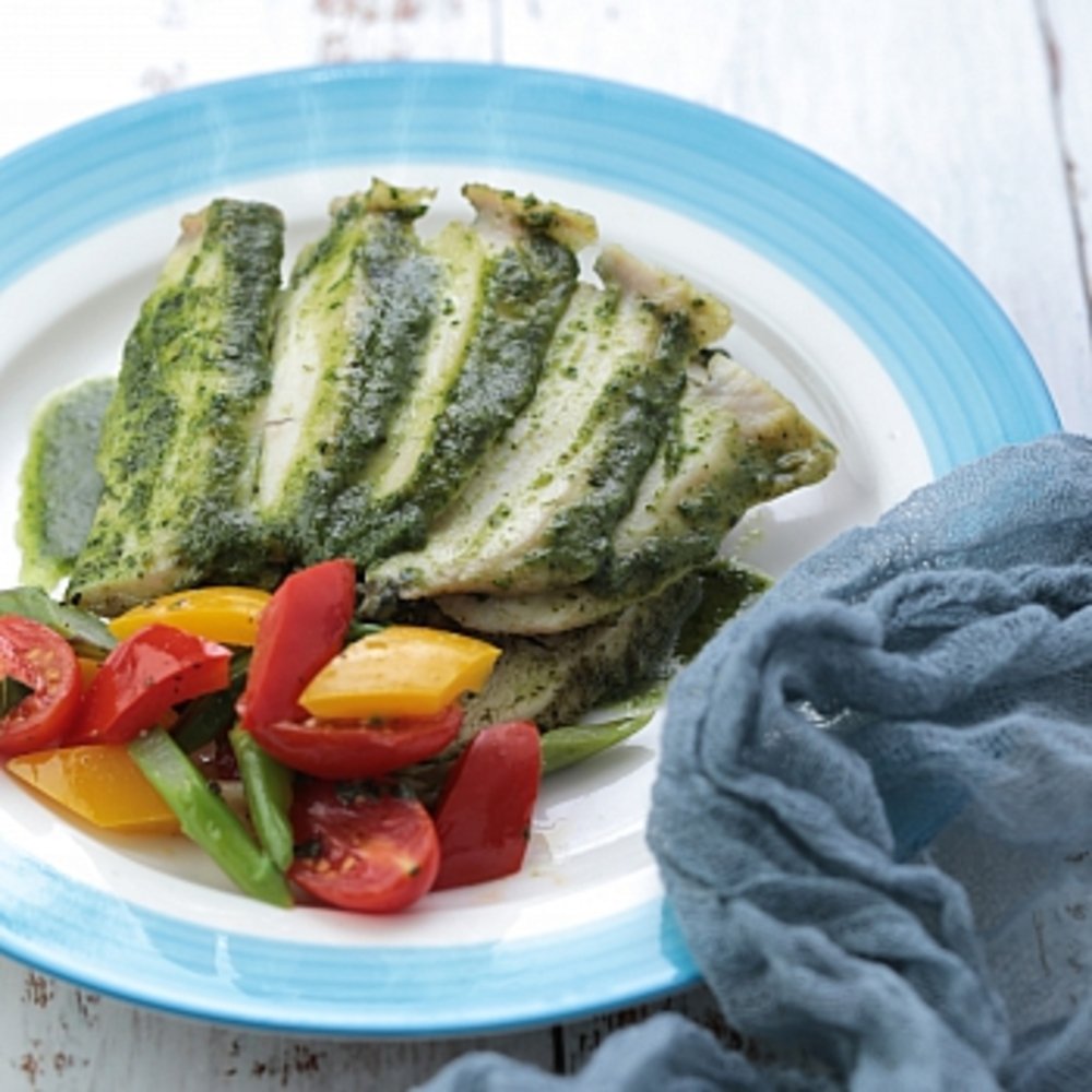 *使用嚴選新鮮九層塔、洋香菜葉、松子及蒜頭等食材*以主廚專業黃金比例製成*醃漬多時的雞胸肉不論是香煎或水煮都可以輕鬆上菜