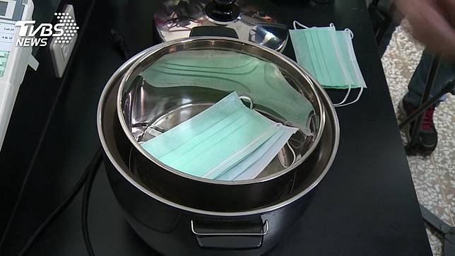 把口罩放到電鍋裡不加水乾蒸能有效抑制病毒活性。(示意圖／TVBS)