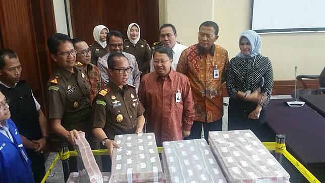 Tumpukan uang pengganti kasus Bantuan Likuiditas Bank Indonesia (BLBI) dari Samadikun Hartono