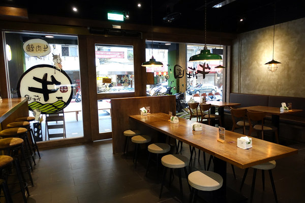 牛莊園牛肉麵，大安區四維路美食，科技大樓站牛肉麵，香煎雪花牛肉麵、蔬果湯頭牛肉麵，成功國宅旁得獎牛肉麵(含牛莊園菜單)