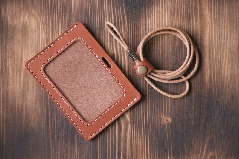 證件套：10.5cm x 7.5 cm；視窗大小為 7.5cm x 5cm 頸繩：一圈約92公分，材質同樣為植鞣革製成，本組合僅搭配原色頸繩。 本商品材質皆為歐洲進口植鞣革，使用透染方式染製。