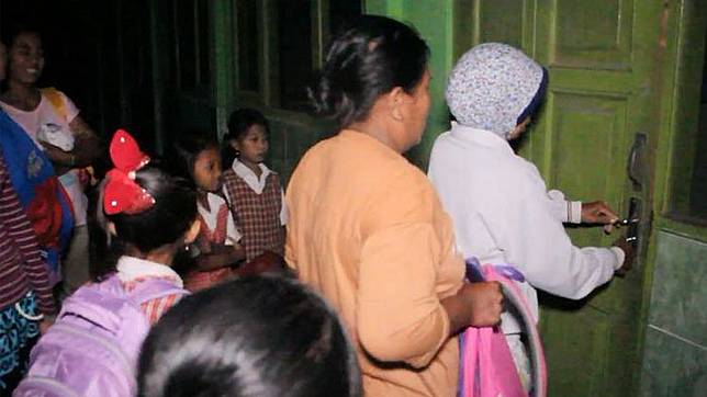 Kocak! 3 Kejadian Lucu Saking Semangatnya Orang Tua Antar Anak Hari Pertama Sekolah