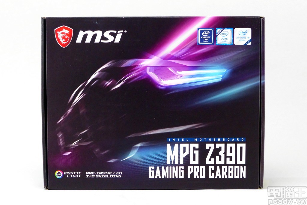 MPG Z390 Gaming Pro Carbon 外盒正面以新版意象作為主視覺設計，此意象導入主機板背部 I/O 飾蓋