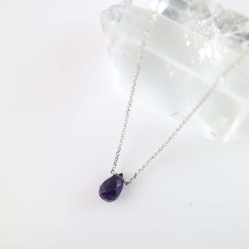 紫水晶〈Amethyst〉 [二月誕生石]，在古中國歷史裡最常被當作智慧之石，可以平穩能量，具鎮定安神之效，提升睡眠品質，積極面可開發智慧，增加智慧及思考創作力及記憶力。 銀〈Sterling Sil