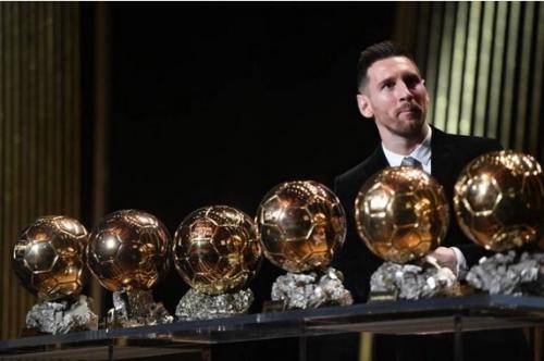 Lionel Messi bersama keenam trofi Ballon dOr miliknya