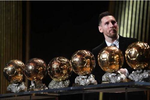 Lionel Messi bersama keenam trofi Ballon dOr miliknya