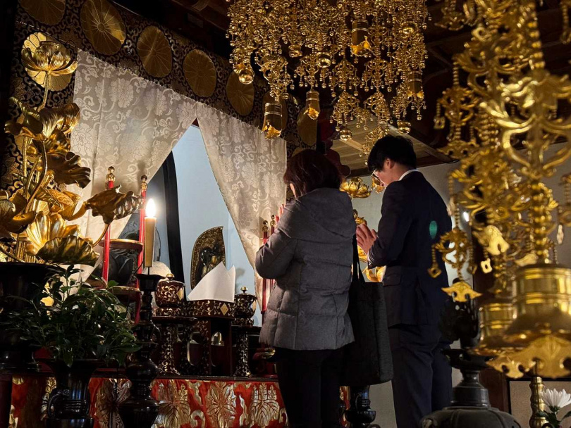 「興聖寺」，寺院內更有被指定為日本國家名勝的舊秀隣寺庭園，以背後的山脈和安曇川作為映襯，四季都有截然不同的景色。