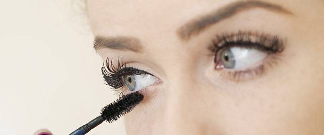 6 Eye Makeup Hacks Ini Bantu Kita Dapetin Riasan yang Maksimal 