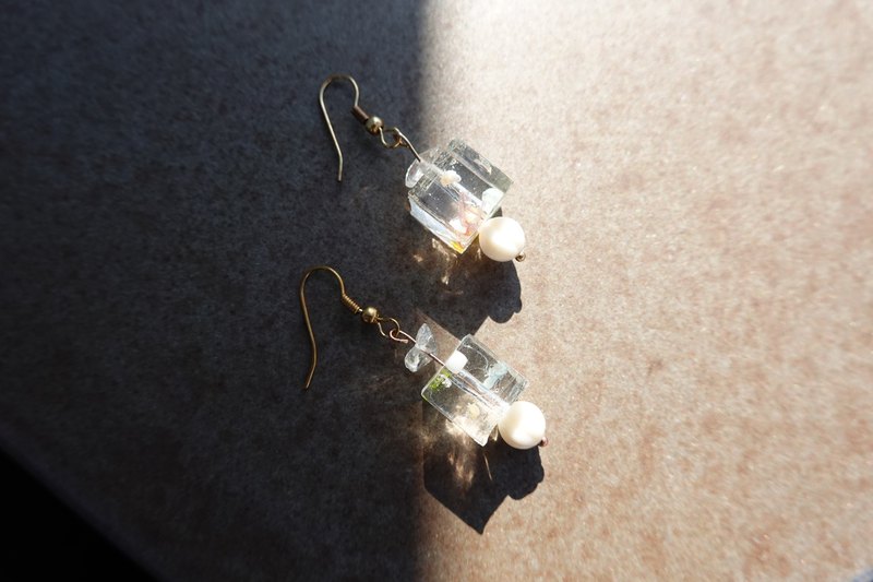 清澈的正方體，裡面有一隻魚，在很藍的天空游來游去。 此款可以客製，歡迎詢問 :)