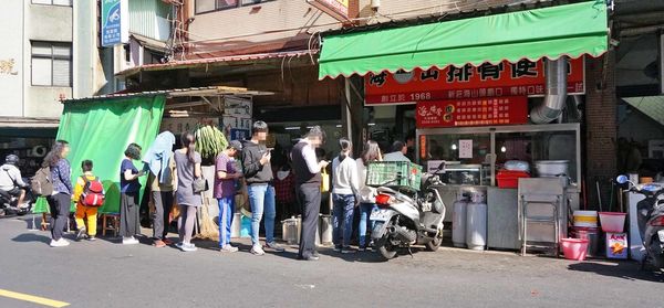 【台北美食】海山排骨便當-迪化街裡超人氣排隊美食排骨飯店