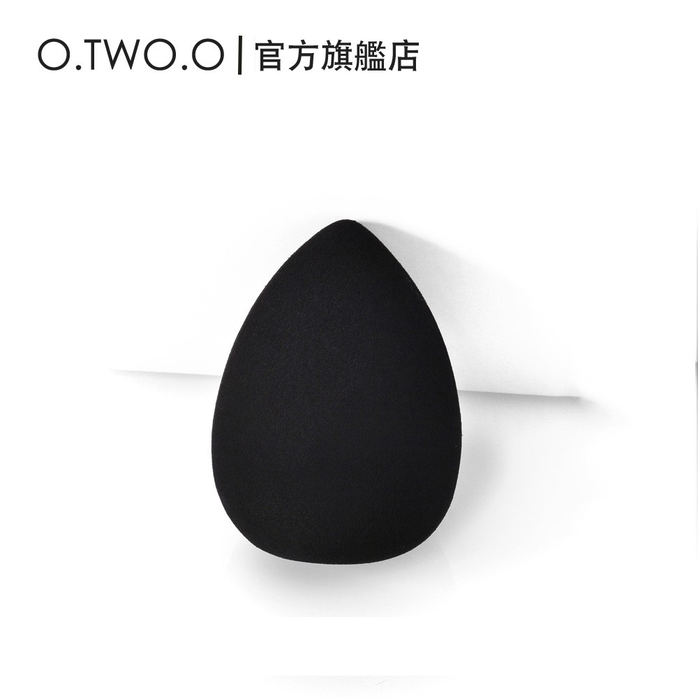 先把粉底液用手指均勻的點在臉上，再運用美妝蛋的斜切面，以蓋印章的管道，輕彈，創造均勻清透的底妝。隨後用另一面的尖頭來處理細節，和打磨妝面。要注意是按壓而不是抹開。3.上遮瑕，用美妝蛋的尖端沾取遮瑕液或