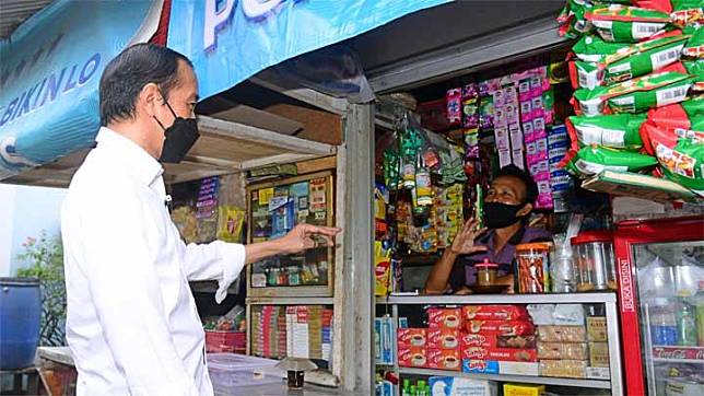 Presiden Joko Widodo (Jokowi) berbincang dengan pemilik warung di kawasan Rawasari, Cempaka Putih, Jakarta, 25 Juni 2021. Jokowi melakukan inspeksi mendadak untuk meninjau pelaksanaan PPKM Mikro di wilayah RW 01, Kelurahan Rawasari. BPMI Setpres/Muchlis Jr.