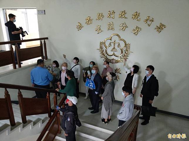 兒1.8萬罰單害透天厝被法拍 7旬老婦跪地救不回