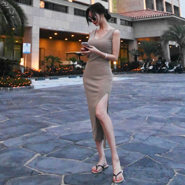 SISI【D9054】現貨四季爆款韓國設計性感百搭經典修身曲線親膚舒適素色素面U領開衩坑條無袖背心連身裙中長裙洋裝