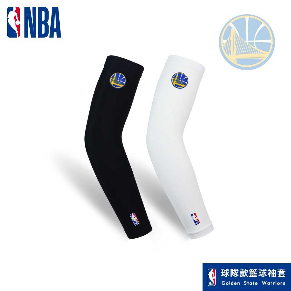 【品名】NBA勇士款籃球袖套(黑/白) 【成分】81%尼龍 19%彈性纖維 【規格】黑色款- S/M、M/L、L/XL 白色款- S/M、M/L、L/XL 【特點】精美ＮＢＡ授權燙印商標 舒適彈性布料