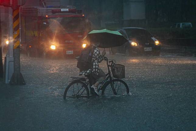 åŒ—å¸‚è±ªé›¨ç‹‚ç‚¸æ–‡å±±å€æ·¹æ°´è‡³è½Žè»Šä¸€åŠé«˜ ä¸­å¤®é€šè¨Šç¤¾ Line Today