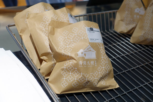 青畑九號豆製所台北忠孝SOGO店，台北東區好吃紅豆餅，忠孝復興甜點推薦(含青畑九號忠孝SOGO店菜單、限定口味、開幕優惠)