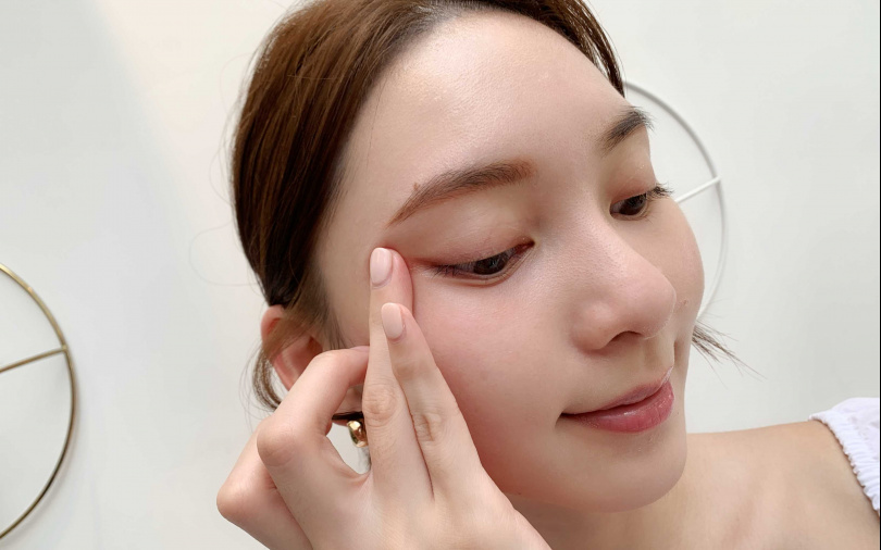 不需要什麼複雜動作，只要記得最後滑移到太陽穴位置時，wbr讓眼尾有感受到提拉感就OK。(圖／吳雅鈴攝影) 