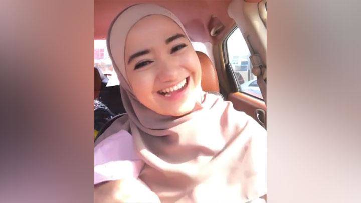 Marcella Simon Mualaf Ditemani Cut Meyriska Dapat Hadiah Mukena Tempo Co Line Today