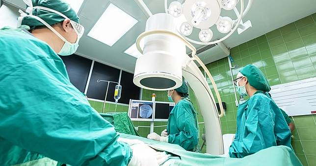 19歲少年腦出血住院　親友探視「一句話」讓他又爆血管昏迷
