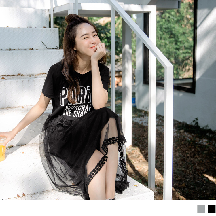 版型偏大 請依照個人喜愛的舒適度購買 選用透氣親膚的高含棉面料，讓穿著更加舒適 ! 英文印字增添美式街頭的率性質感， 拼接蕾絲紗裙透膚效果增添甜美氣息， 兼具個性感及浪漫度的洋裝款式， 搭配球鞋或是帥