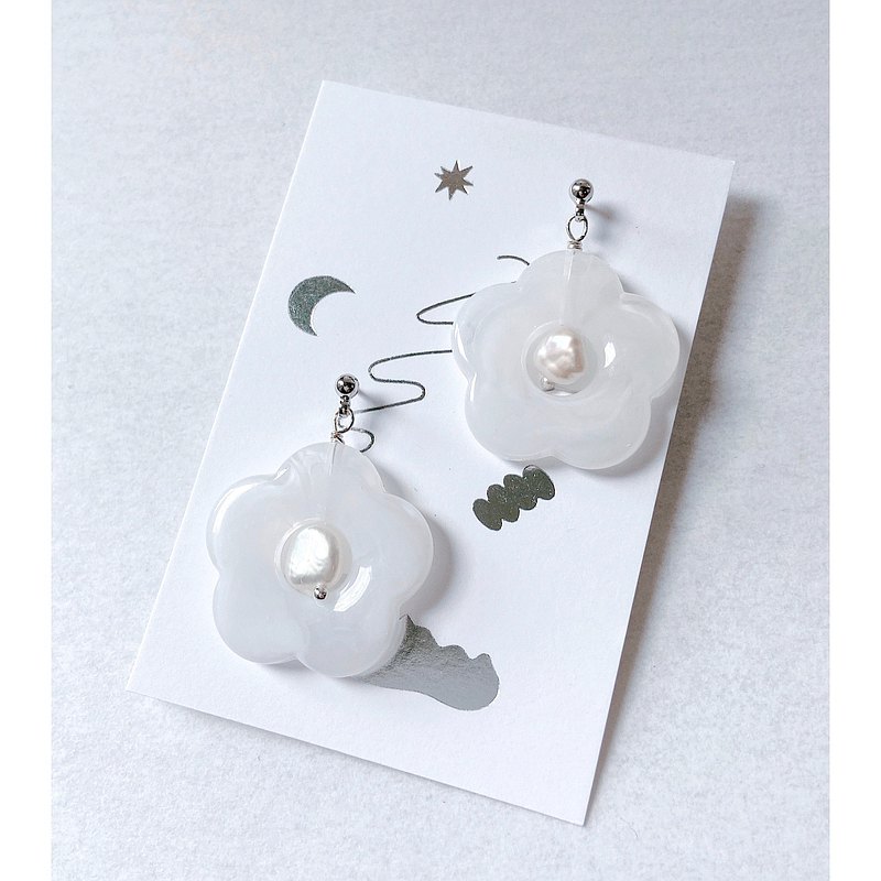 2 0 2 0 秋 ｜ •ૅ 法 式 甜 點 塔 ੭ 品 名 ｜飄飄棉花糖 ✿ 材質 / 材料：淡水珍珠，壓克力雲花朵，14k鍍白金耳針。