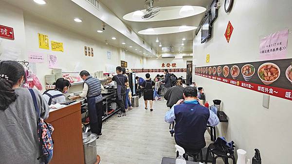 【台北美食】東發號 油飯・麵線-８０年老字號！饒河夜市裡最老的美食小吃店！