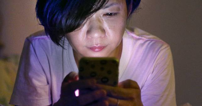 通宵玩手機　女子起床5分鐘後失明