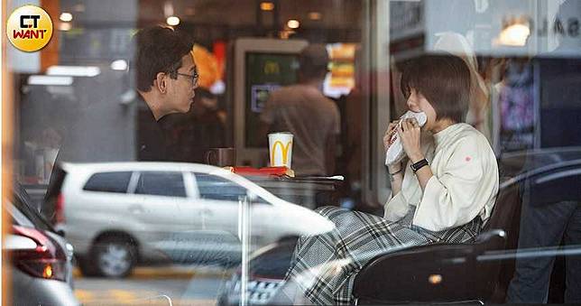 【不倫民眾黨4】月薪14萬這樣賺　他照三餐幽會小女友