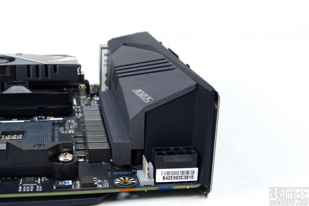 ▲ 處理器供電轉換散熱片另外施作斜角設計，亦能夠加大處理器散熱器相容性。