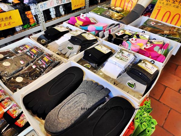 【三峽老街】三峽必買伴手禮 #台灣檜木館 #彰化社頭棉襪機能服飾 #襪子一雙10元 #三角湧老街 (24).jpg